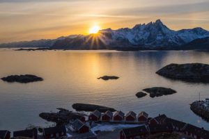 sonnenuntergang-ueber-den-lofoten-win18114_rdax_487x325