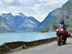 feelgood-motorradreisen-norwegen-ducati-fjord