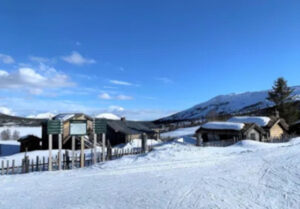 Jotunheim Loipe in Norwegen Langlauftour die Weiten des Fjells mit tief verschneiter Landschaft unter blauem Himmel