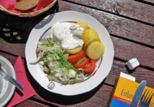 teller mit salat, tomaten kartoffel dressing estland reisefuehrer