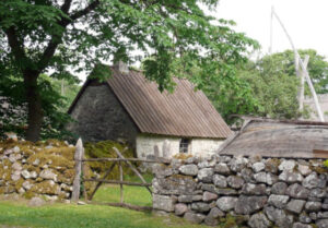 hofanlage hinter lesesteinmauer estkand